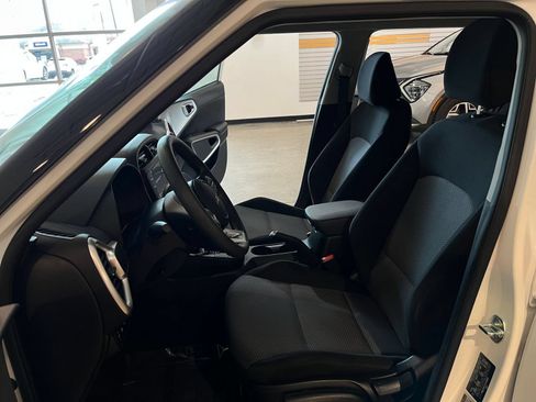 Used 2025 Kia Soul LX w/ LX Technology Package FWD image 25