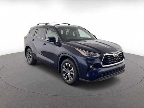 Used 2023 Toyota Highlander XLE AWD/4WD image 3