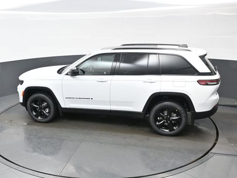 Used 2025 Jeep Grand Cherokee Limited w/ Black Appearance Package image 19