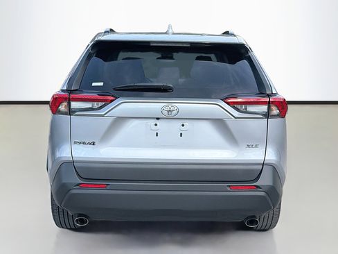 Used 2021 Toyota RAV4 XLE Premium image 4