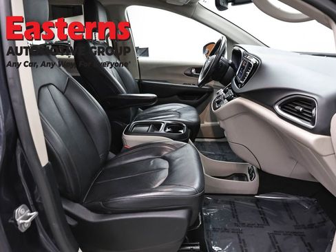 Used 2020 Chrysler Pacifica Touring-L FWD image 25