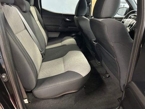 Used 2022 Toyota Tacoma TRD Off-Road image 11