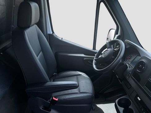 Used 2025 Mercedes-Benz Sprinter 2500 image 27