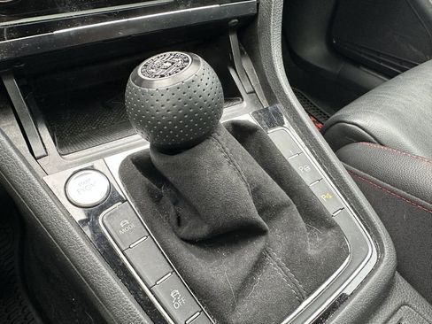 Used 2018 Volkswagen Golf S image 35