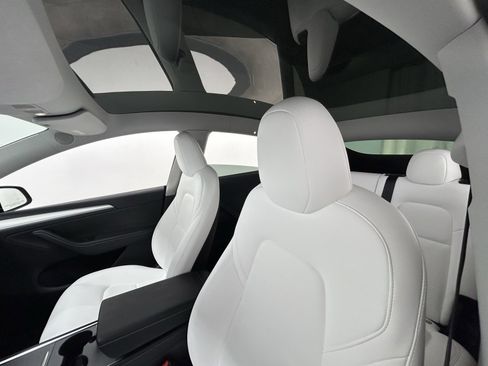 Used 2024 Tesla Model Y Performance image 23