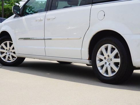 Used 2014 Chrysler Town & Country Touring FWD image 12