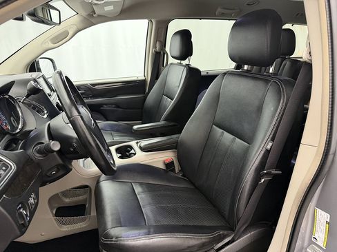 Used 2013 Chrysler Town & Country Touring-L w/ Driver Convenience Group FWD image 10