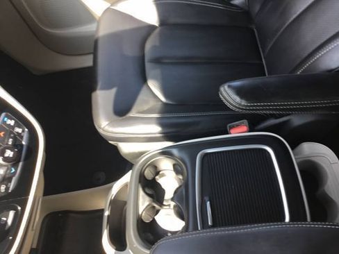 Used 2023 Chrysler Pacifica Touring-L FWD image 19