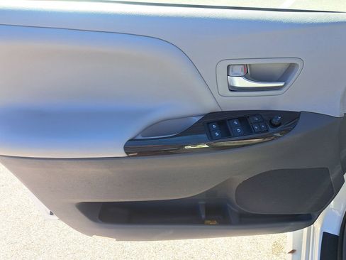 Used 2020 Toyota Sienna Limited image 13