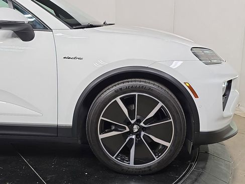 Certified 2025 Porsche Macan Electric image 11