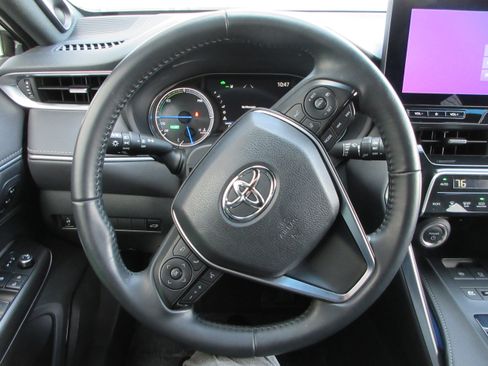 Used 2024 Toyota Venza XLE image 33