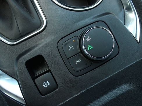 Used 2023 Chevrolet Traverse LT FWD image 48