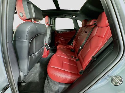 Certified 2023 Porsche Macan AWD/4WD image 23