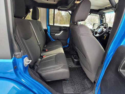 Used 2014 Jeep Wrangler Unlimited Sahara w/ Dual Top Group AWD/4WD image 16