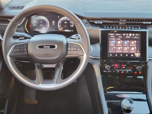 Used 2025 Jeep Grand Cherokee L Altitude image 24