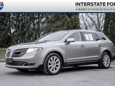 Used 2018 Lincoln MKT AWD image 1