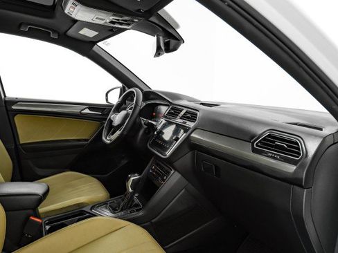 Used 2022 Volkswagen Tiguan SE R-Line image 10