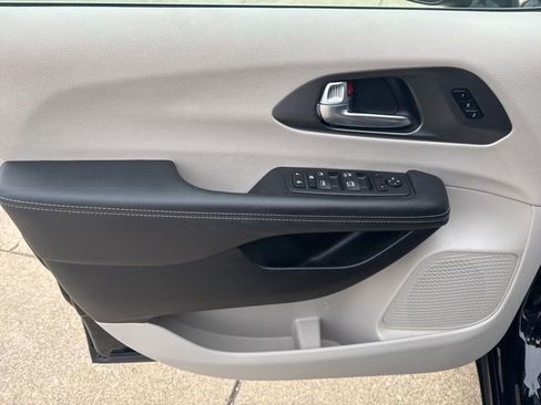 Used 2024 Chrysler Pacifica Touring-L image 12