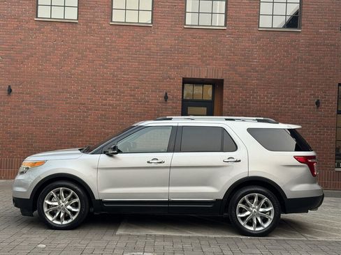 Used 2015 Ford Explorer XLT w/ Equipment Group 202A FWD image 2