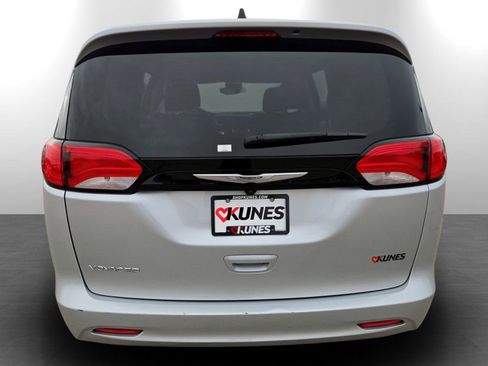 Used 2023 Chrysler Voyager LX image 8