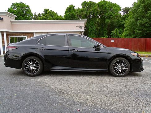 Used 2022 Toyota Camry SE FWD image 10