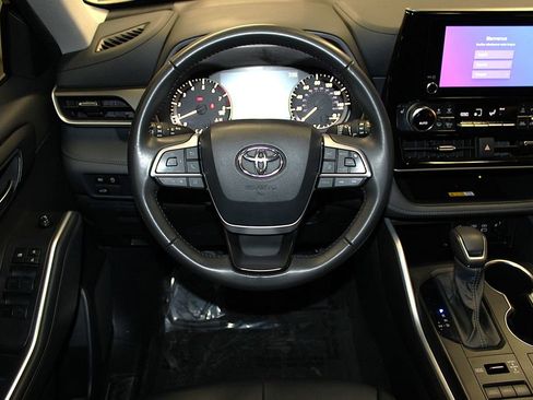 Used 2024 Toyota Highlander XLE AWD/4WD image 13