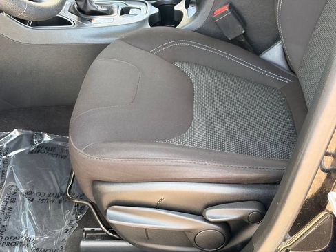 Used 2019 Jeep Cherokee Latitude w/ Popular Appearance Group FWD image 20