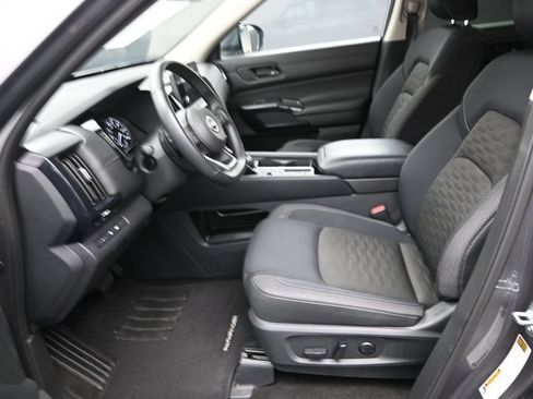 Used 2025 Nissan Pathfinder SV FWD image 19