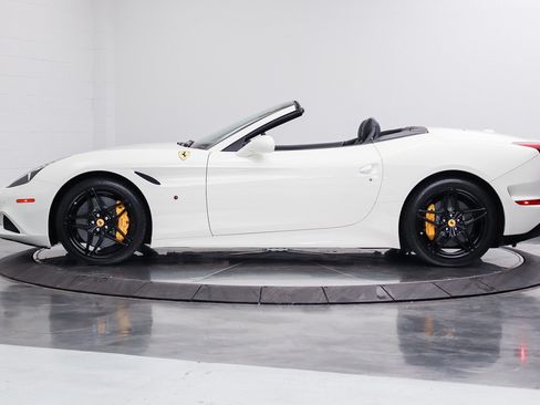Used 2017 Ferrari California T RWD image 10