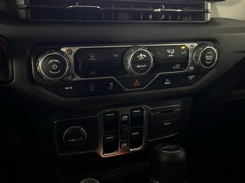 Used 2025 Jeep Gladiator Sport image 14