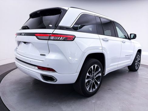 Used 2022 Jeep Grand Cherokee Overland w/ Luxury Tech Group IV AWD/4WD image 18