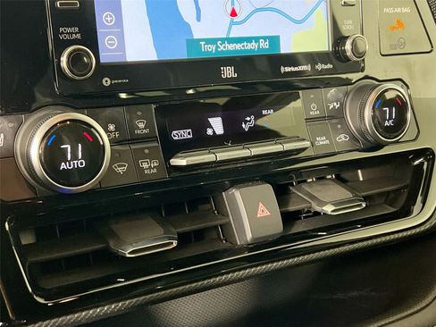 Used 2021 Toyota Highlander XSE image 16