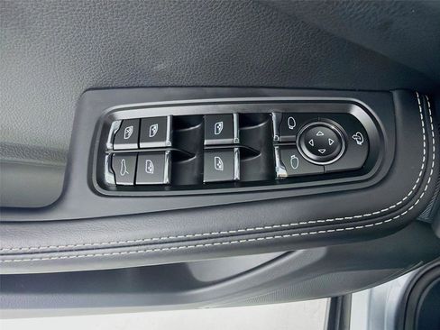 Used 2025 Porsche Macan AWD/4WD image 8