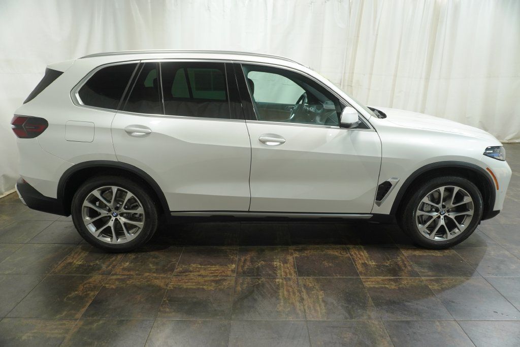Used 2026 BMW X5 xDrive50e w/ Premium Package AWD/4WD image 3