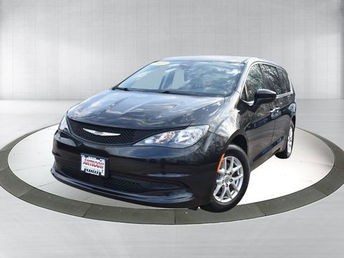 Used 2023 Chrysler Voyager LX image 1