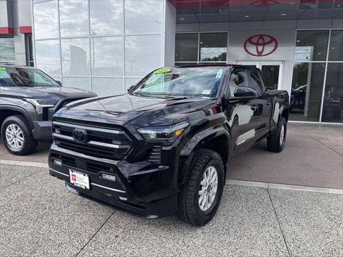 Certified 2024 Toyota Tacoma SR5 AWD/4WD image 4