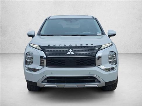 Used 2024 Mitsubishi Outlander SE image 2