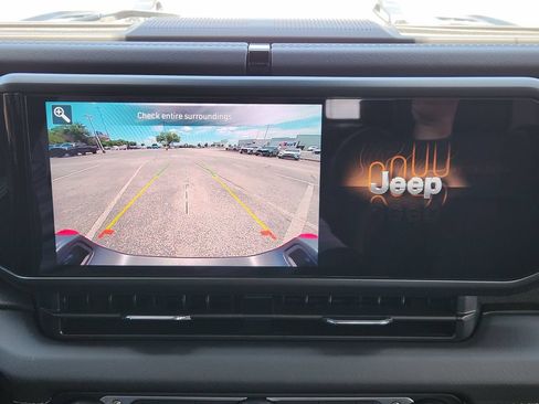 Used 2025 Jeep Gladiator Rubicon w/ Convenience Group AWD/4WD image 18