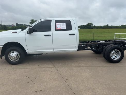 Used 2024 RAM 3500 Tradesman w/ Chrome Appearance Group AWD/4WD image 5