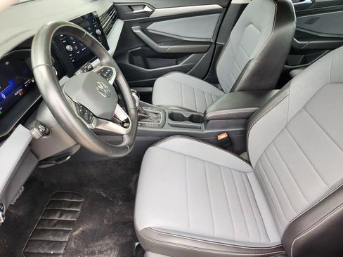 Certified 2025 Volkswagen Jetta SE FWD image 8