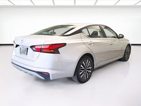 Used 2025 Nissan Altima 2.5 SV FWD image 4