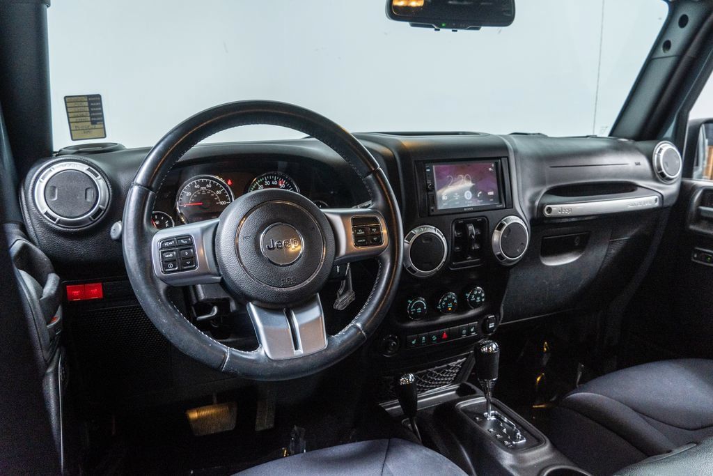 Used 2015 Jeep Wrangler Unlimited Rubicon AWD/4WD image 15