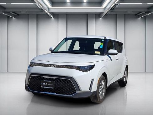 Certified 2025 Kia Soul LX w/ LX Technology Package FWD image 3