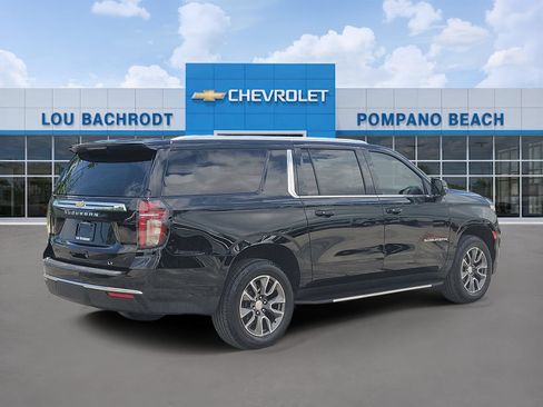 Used 2023 Chevrolet Suburban LT w/ Luxury Package RWD image 3