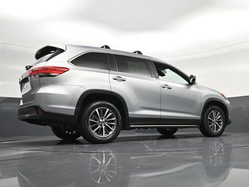 Used 2019 Toyota Highlander XLE FWD image 27