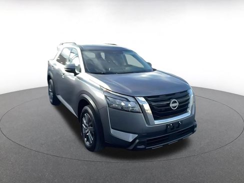 Used 2025 Nissan Pathfinder SV image 2