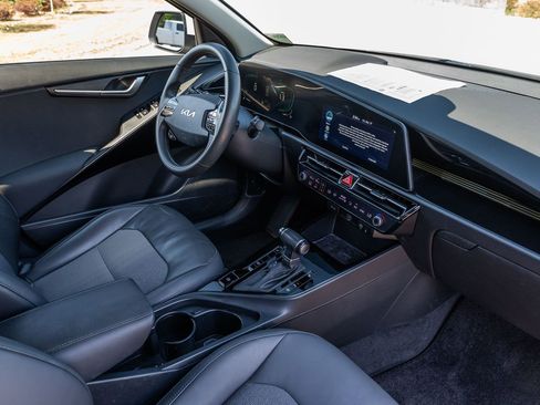 Used 2023 Kia Niro EX image 12