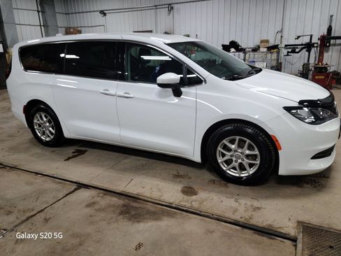 Used 2017 Chrysler Pacifica LX image 11
