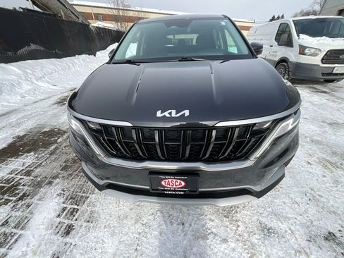 Used 2024 Kia Carnival EX image 7