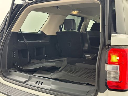 Used 2023 Ford Expedition XLT image 9
